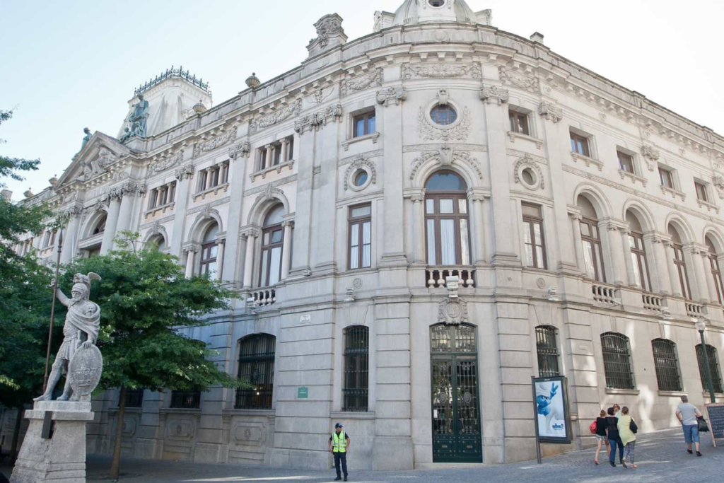Bancos brasileiros enfrentam barreiras regulatórias e culturais em Portugal