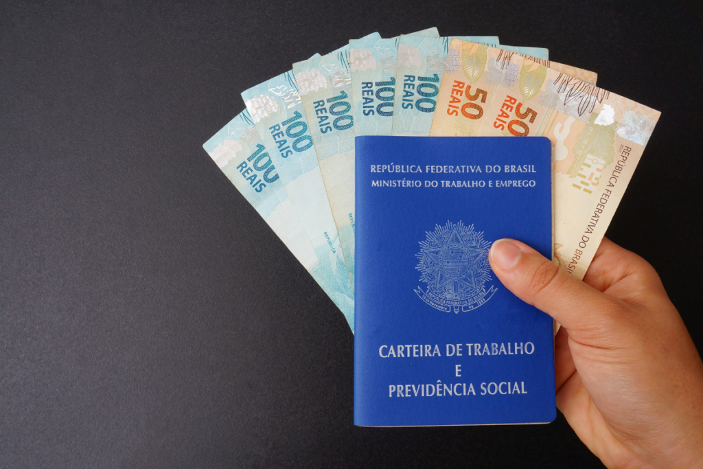 Salário mínimo de R$ 1.421: Economia brasileira deve crescer